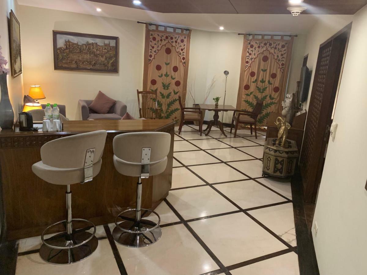 The Manohar 4*